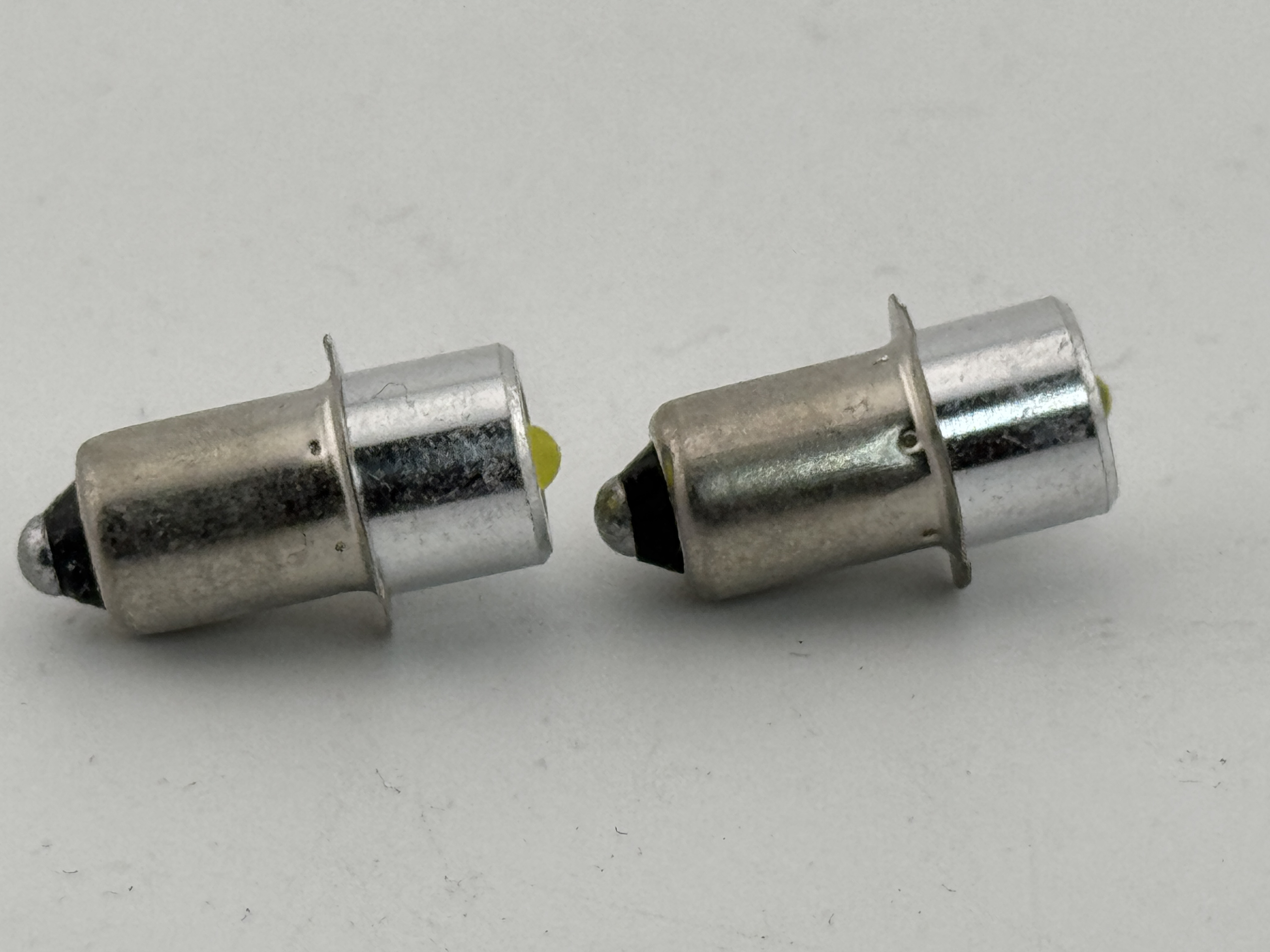 Rebaydo™ 2pcs LED Flashlight Bulb Pr2 P13.5S 3W 3-6V